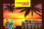  Zawieszki zapachowe oraz puszeczki z zapachami na tle zachodzącego słońca wśrod palm. Na górze logo firmy CALIFORNA scents.